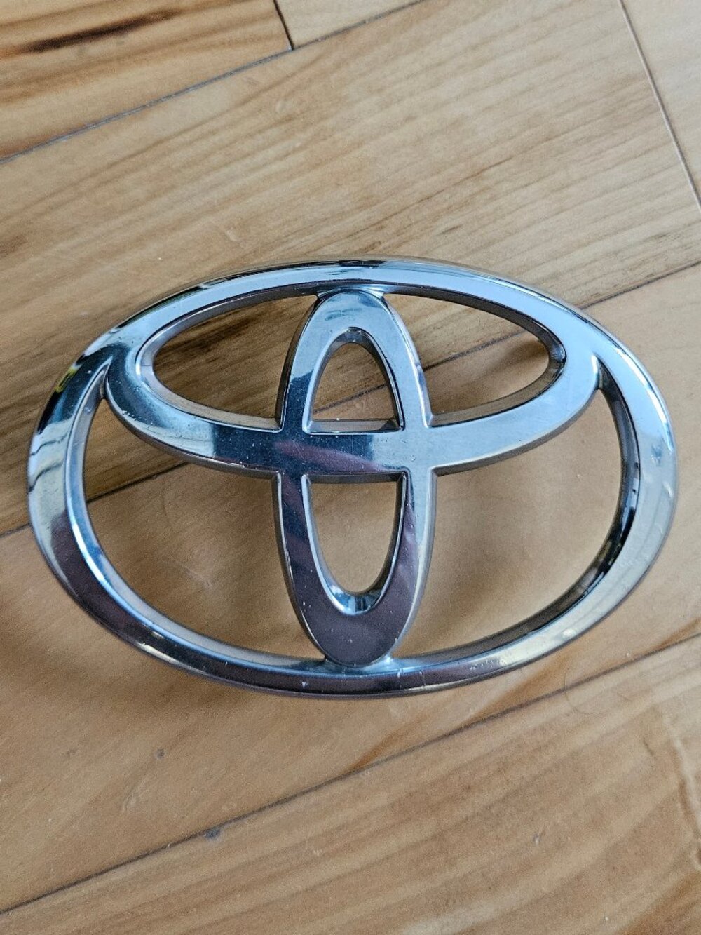 TOYOTA COROLLA 2003-2008 Front Grille Emblem Genuine OEM  75311-02110